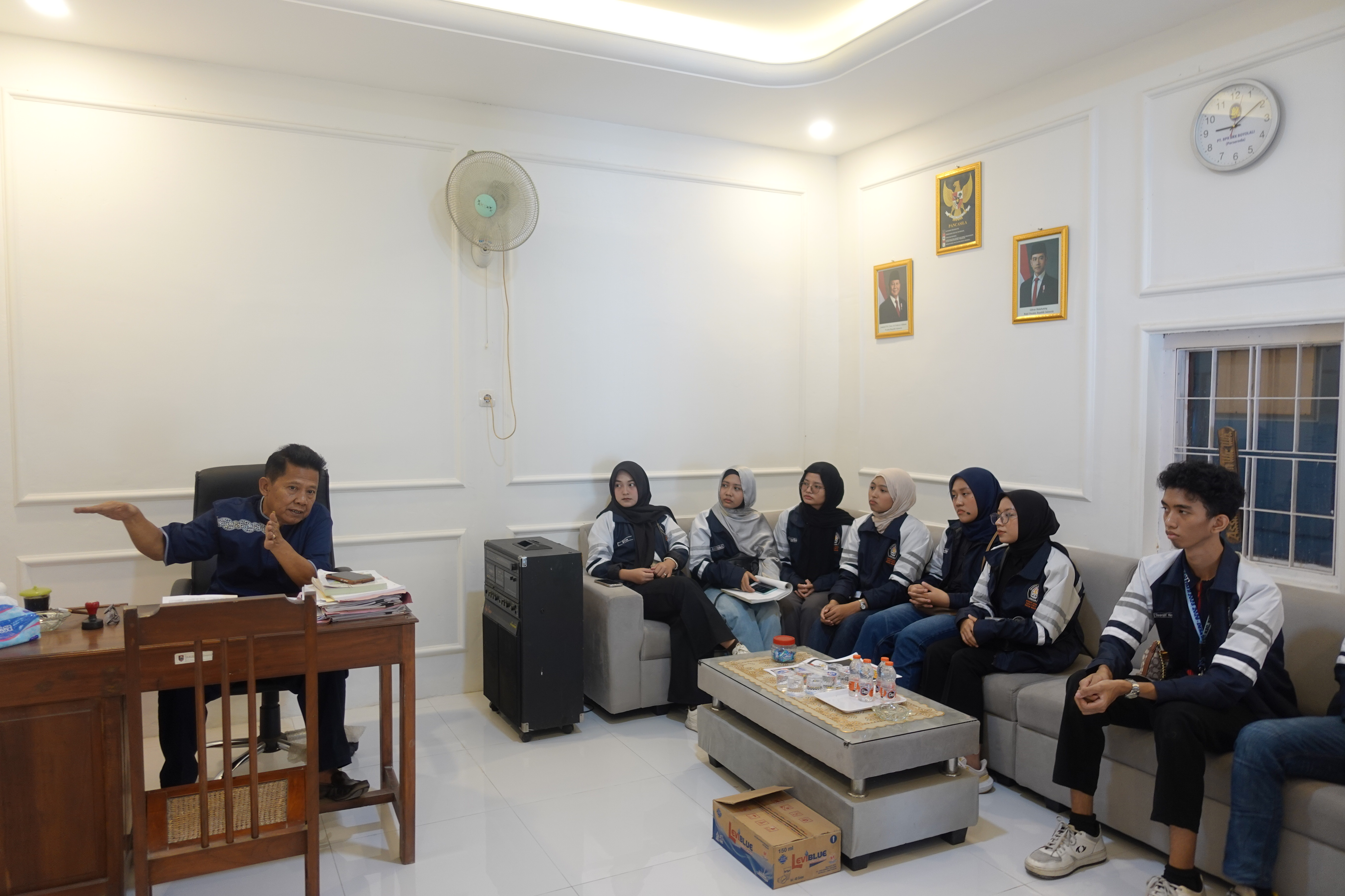 Tim II KKN Universitas Diponegoro Desa Bade Melaksanakan Sowan dan Silaturahmi ke Balai Desa
